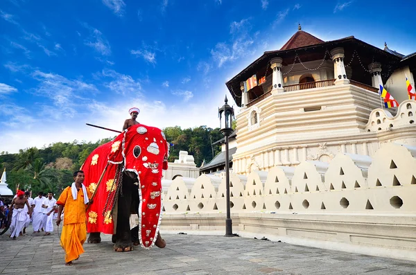 depositphotos_33024955-stock-photo-pera-hera-festival-in-kandy