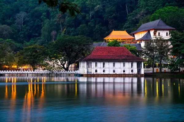 depositphotos_49003045-stock-photo-temple-of-the-tooth-kandy